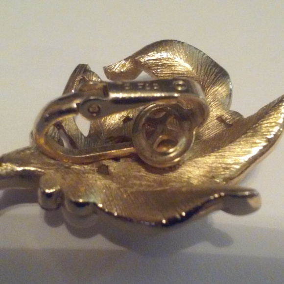 Small Trifari Brooch Golden Leaves with Faux Pearl - Picture 3 of 6